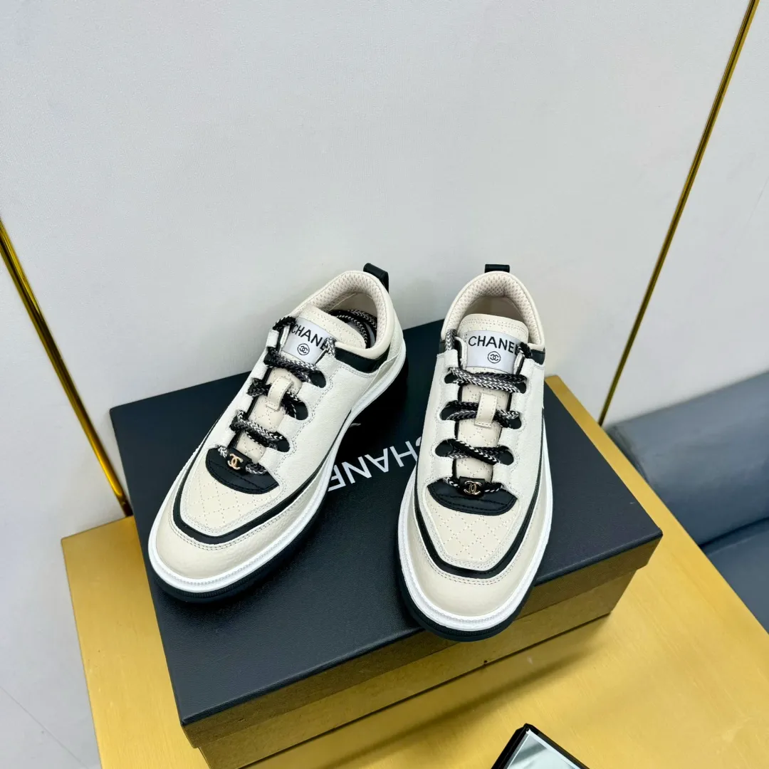 👟👟Ex-factory price 600👟👟 CHANEL 25C early spring vacation style new casual shoes. A pair of comfortable shoes can reduce the fatigue on your feet. The new style is very versatile, whether it is daily wear or a sister party. It can be easily used for commuting in the workplace, outdoor sports and various occasions. It can increase the height, straighten the legs, modify the shape of the feet, is comfortable and comfortable without rubbing the feet, and has good breathability. It can also be worn in summer. Office workers can also easily own it when wearing it. The fabric is pebbled cowhide + plaid pad to show off sheepskin. The original open-molded rubber foam outsole! size: 35-40 (41 customized, non-refundable and non-exchangeable)